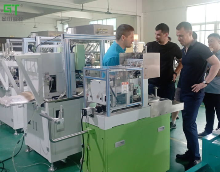 老外參觀工廠機器